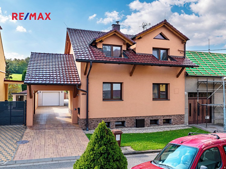 Prodej rodinného domu 351 m², pozemek 586 m² - foto 1