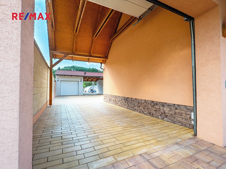 Prodej rodinného domu 351 m², pozemek 586 m² - foto 3