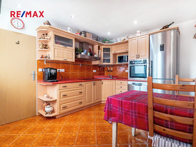 Prodej rodinného domu 351 m², pozemek 586 m² - foto 8