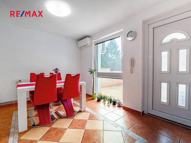 Prodej rodinného domu 351 m², pozemek 586 m² - foto 6