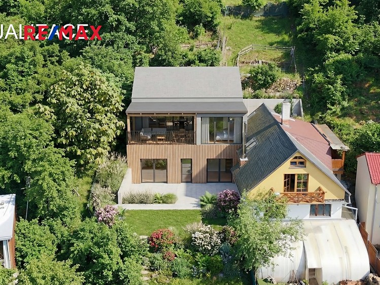 Prodej rodinného domu 137 m², pozemek 766 m² - foto 1