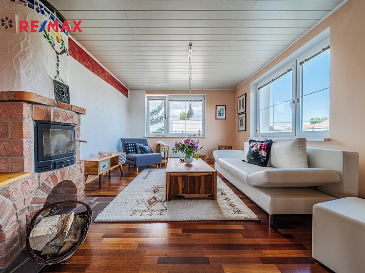 Prodej rodinného domu 200 m², pozemek 879 m² - foto 2