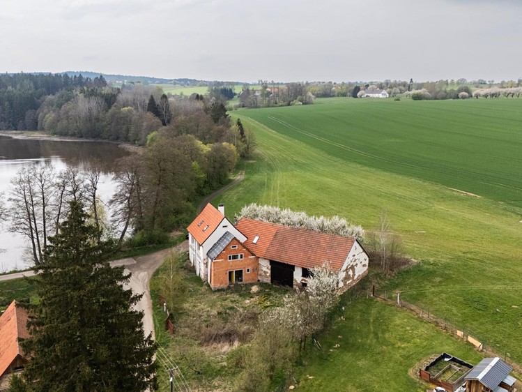 Prodej rodinného domu 237 m², pozemek 742 m² - foto 1