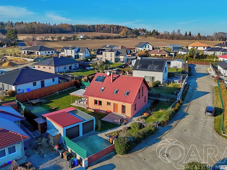 Prodej rodinného domu 174 m², pozemek 877 m² - foto 1