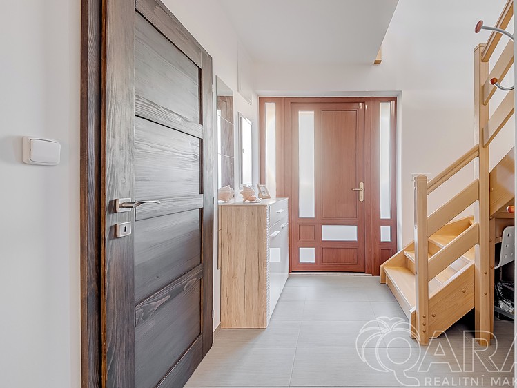 Prodej rodinného domu 174 m², pozemek 877 m² - foto 8