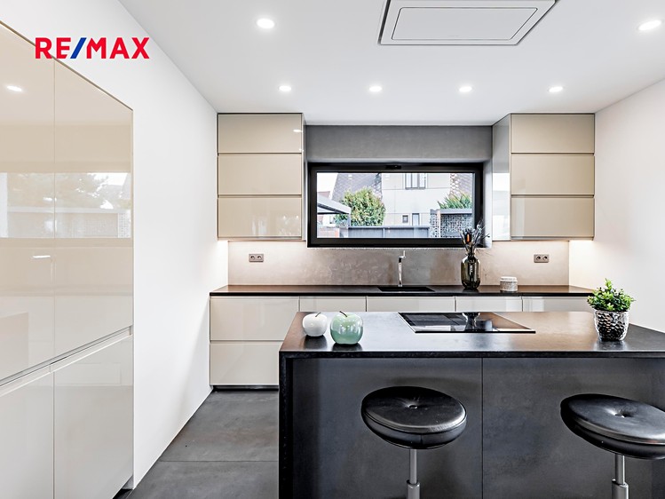 Prodej rodinného domu 181 m², pozemek 678 m² - foto 2