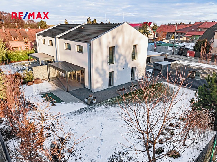 Prodej rodinného domu 181 m², pozemek 678 m² - foto 1