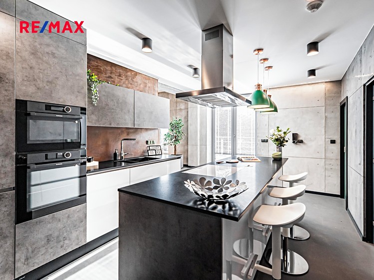 Prodej rodinného domu 379 m², pozemek 1 897 m² - foto 2
