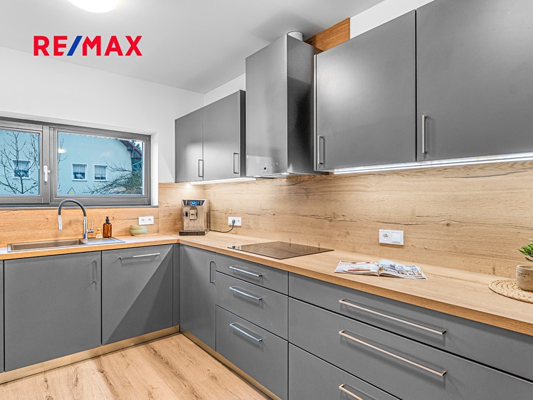 Prodej rodinného domu 179 m², pozemek 230 m² - foto 2