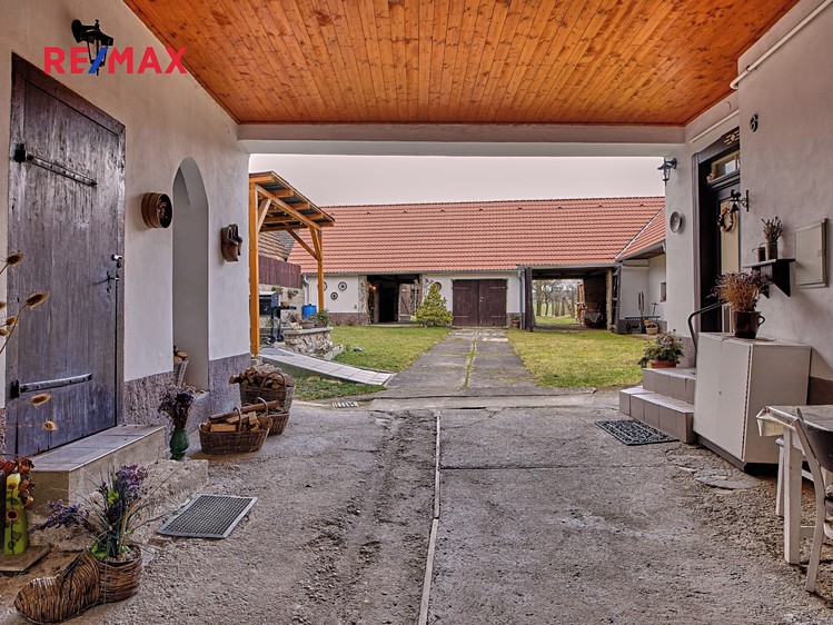 Prodej rodinného domu 160 m², pozemek 698 m² - foto 2