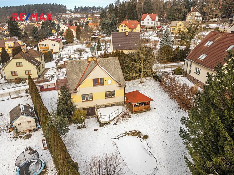 Prodej rodinného domu 292 m², pozemek 990 m² - foto 1