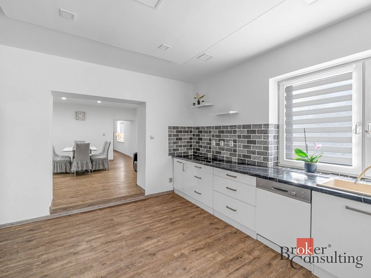 Prodej rodinného domu 180 m², pozemek 1 625 m² - foto 3
