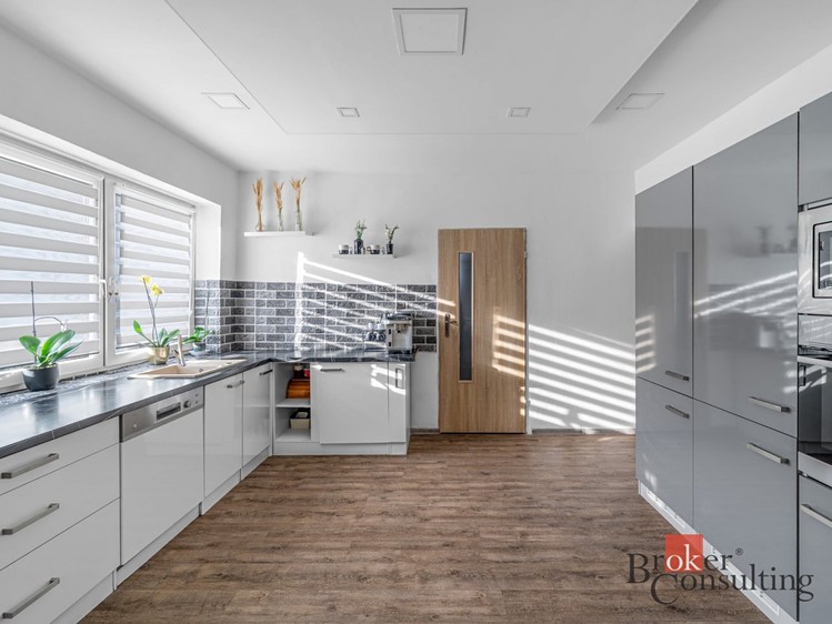Prodej rodinného domu 180 m², pozemek 1 625 m² - foto 4
