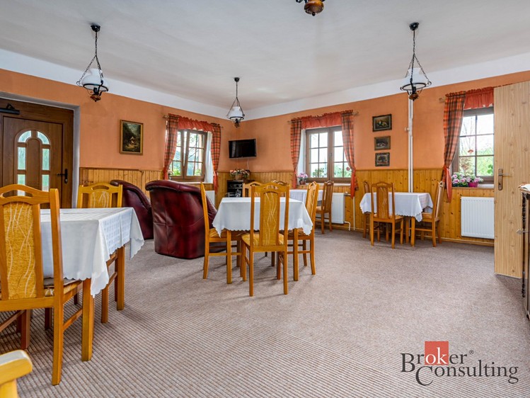 Prodej rodinného domu 620 m², pozemek 1 366 m² - foto 2