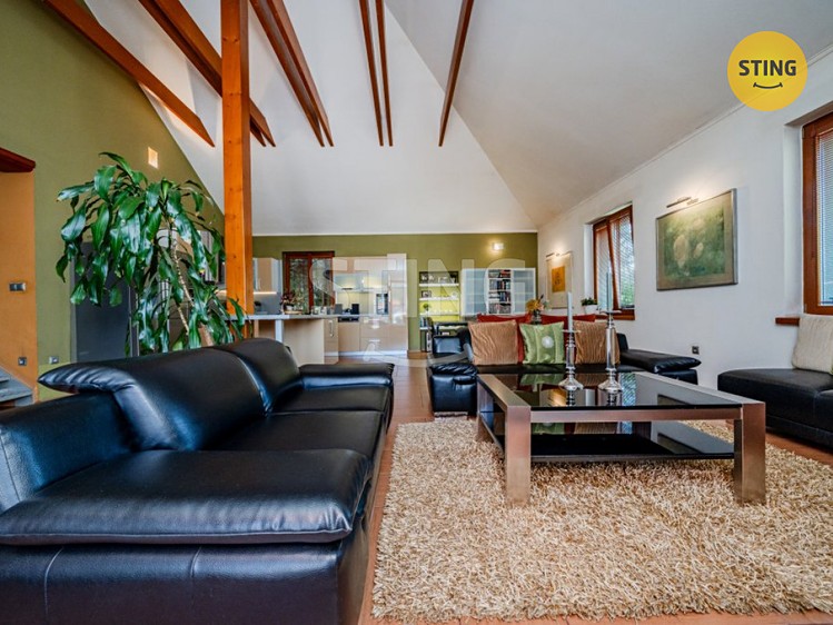 Prodej rodinného domu 262 m², pozemek 715 m² - foto 2