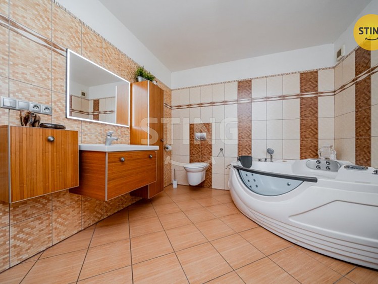 Prodej rodinného domu 262 m², pozemek 715 m² - foto 8