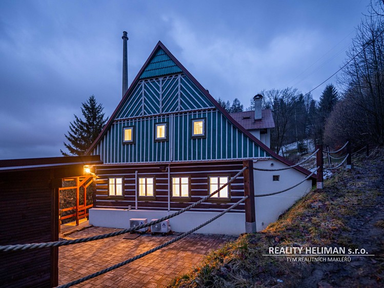 Prodej rodinného domu 250 m², pozemek 3 111 m² - foto 1