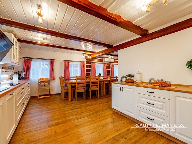Prodej rodinného domu 250 m², pozemek 3 111 m² - foto 8