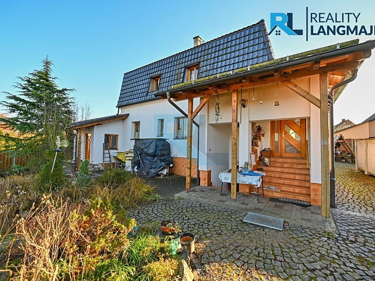 Prodej rodinného domu 225 m², pozemek 864 m² - foto 1
