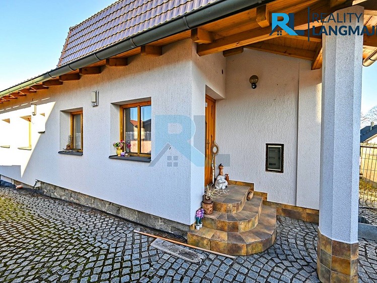 Prodej rodinného domu 225 m², pozemek 864 m² - foto 2