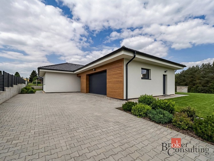 Prodej rodinného domu 351 m², pozemek 1 530 m² - foto 1