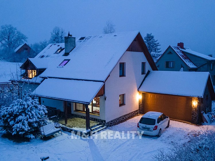 Prodej rodinného domu 218 m², pozemek 1 129 m² - foto 1