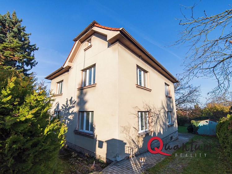 Prodej rodinného domu 210 m², pozemek 896 m² - foto 1