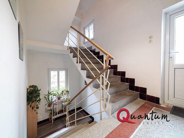 Prodej rodinného domu 210 m², pozemek 896 m² - foto 8