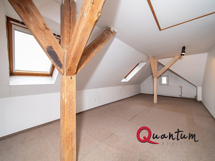 Prodej rodinného domu 210 m², pozemek 896 m² - foto 7