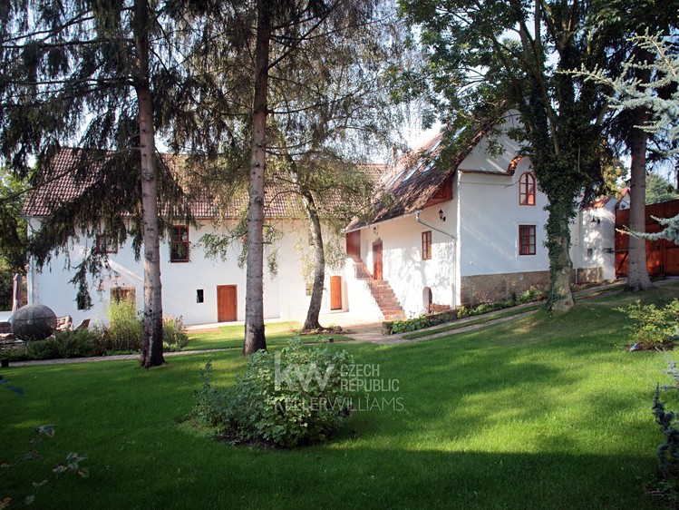 Prodej rodinného domu 310 m², pozemek 2 002 m² - foto 1