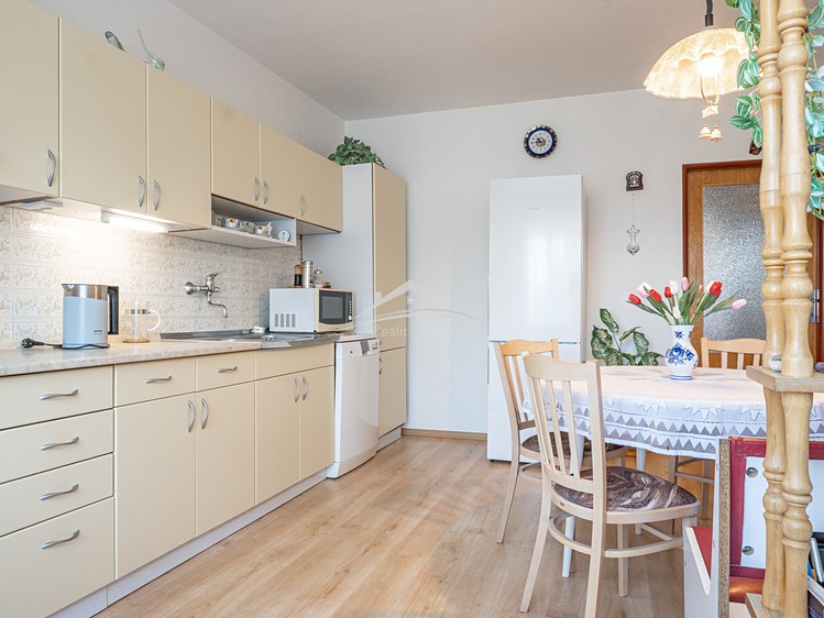 Prodej rodinného domu 330 m², pozemek 612 m² - foto 4