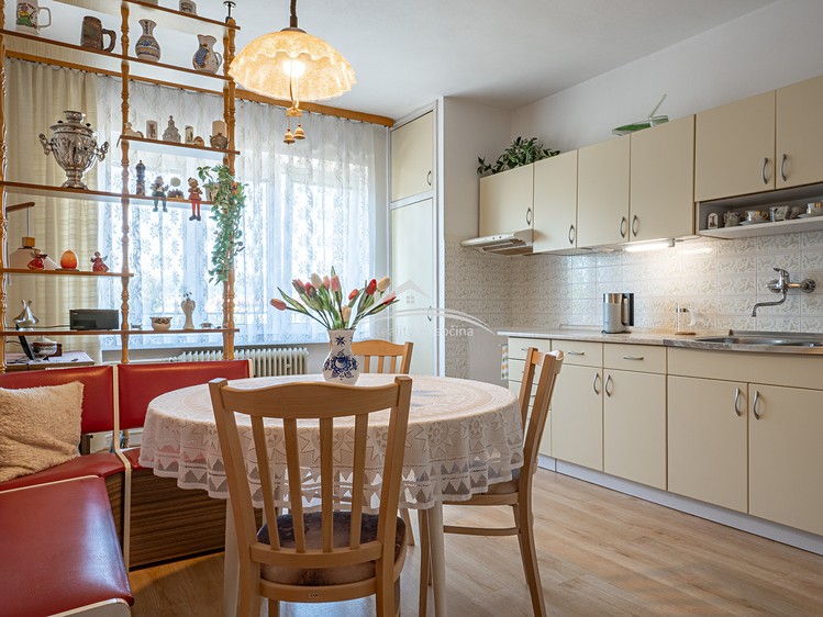 Prodej rodinného domu 330 m², pozemek 612 m² - foto 2