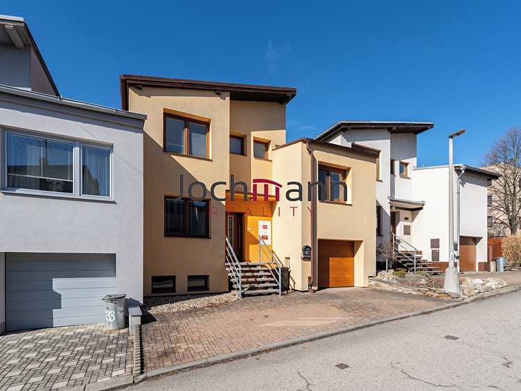Prodej rodinného domu 226 m², pozemek 249 m² - foto 1