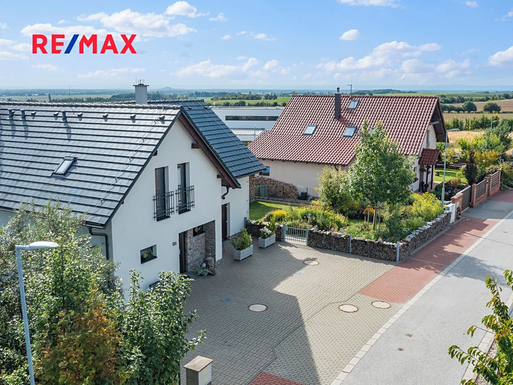 Prodej  rodinného domu 215 m², pozemek 749 m² - foto 3