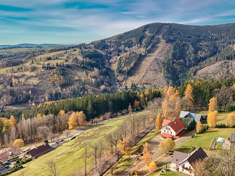 Prodej rodinného domu 350 m², pozemek 415 m² - foto 1