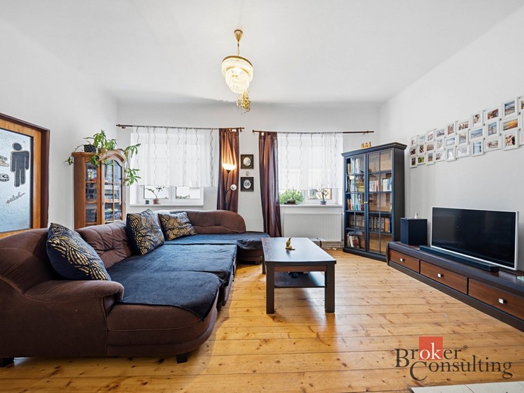 Prodej rodinného domu 367 m², pozemek 341 m² - foto 2