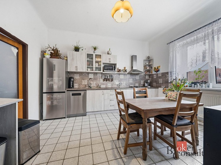 Prodej rodinného domu 367 m², pozemek 341 m² - foto 1