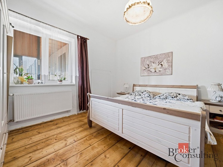 Prodej rodinného domu 367 m², pozemek 341 m² - foto 3