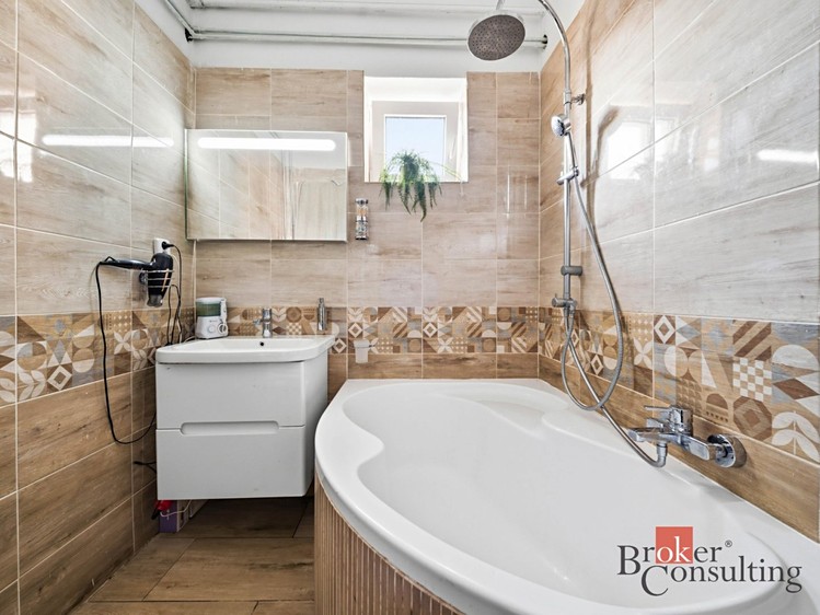 Prodej rodinného domu 367 m², pozemek 341 m² - foto 6