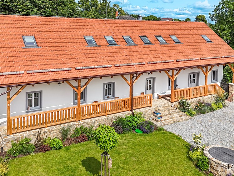Prodej rodinného domu 730 m², pozemek 5 387 m² - foto 1