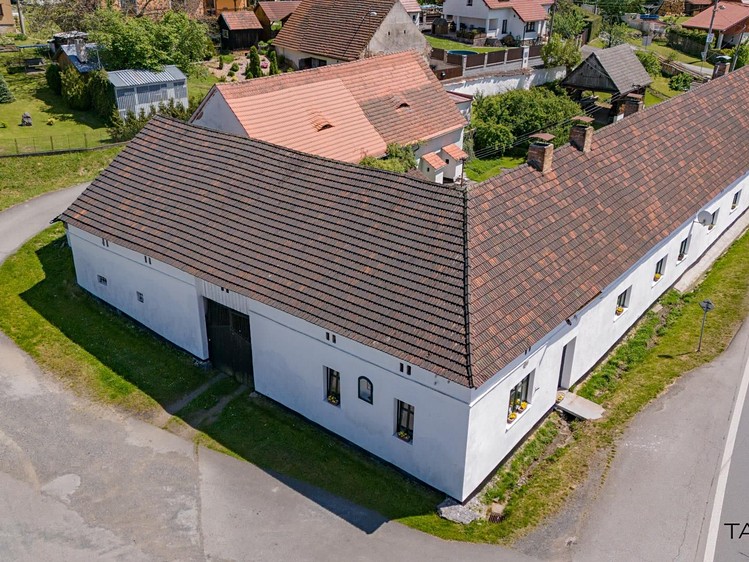 Prodej vícegeneračního domu 280 m², pozemek 2 260 m² - foto 1