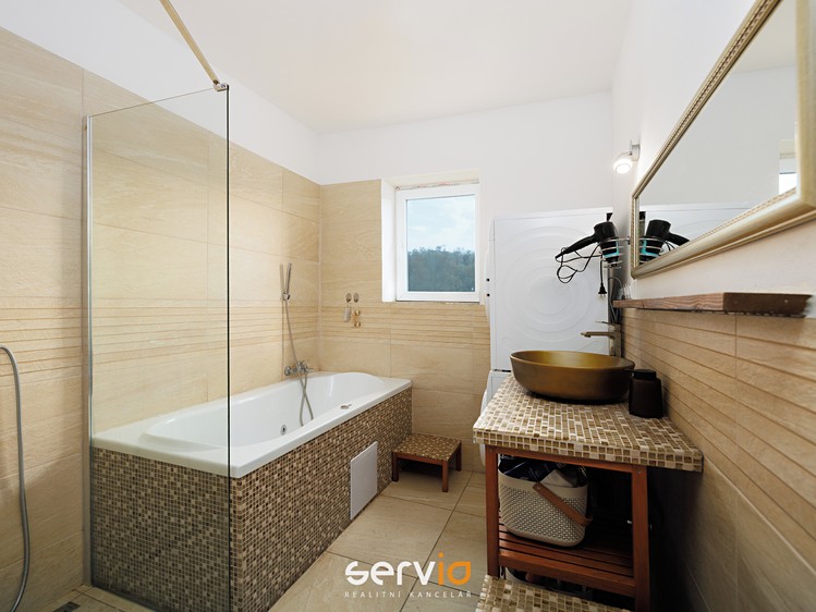 Prodej  rodinného domu 221 m², pozemek 1 398 m² - foto 8