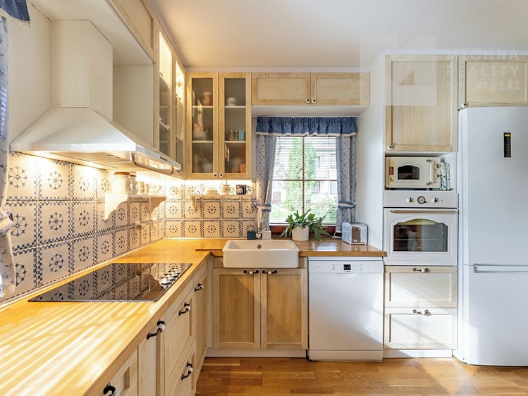 Prodej rodinného domu 198 m², pozemek 1 091 m² - foto 6