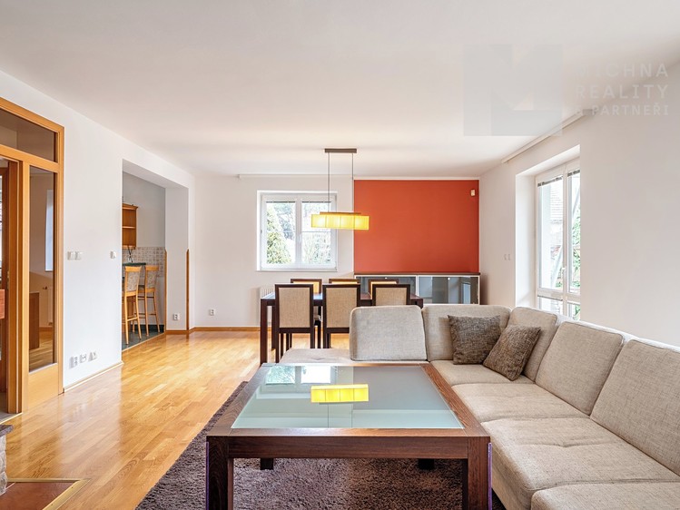 Prodej rodinného domu 290 m², pozemek 1 063 m² - foto 3