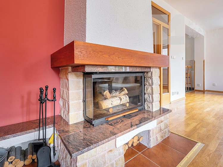 Prodej rodinného domu 290 m², pozemek 1 063 m² - foto 4