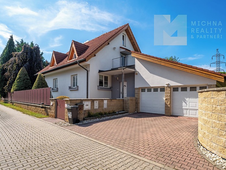 Prodej rodinného domu 290 m², pozemek 1 063 m² - foto 1