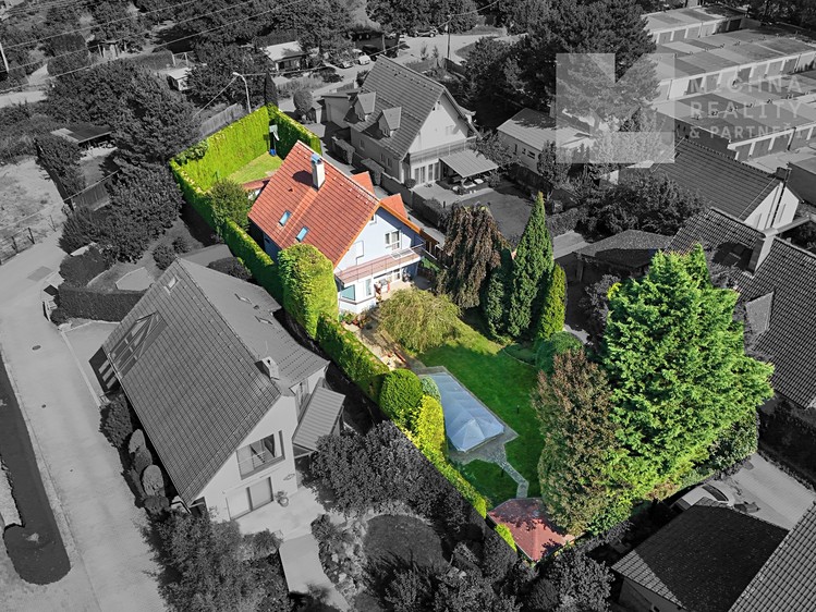 Prodej rodinného domu 290 m², pozemek 1 063 m² - foto 2