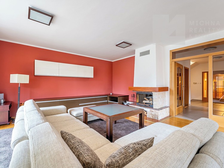Prodej rodinného domu 290 m², pozemek 1 063 m² - foto 5