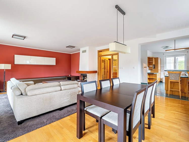 Prodej rodinného domu 290 m², pozemek 1 063 m² - foto 8