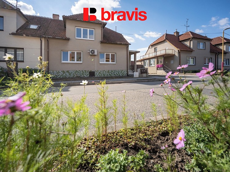 Prodej rodinného domu 160 m², pozemek 886 m² - foto 1